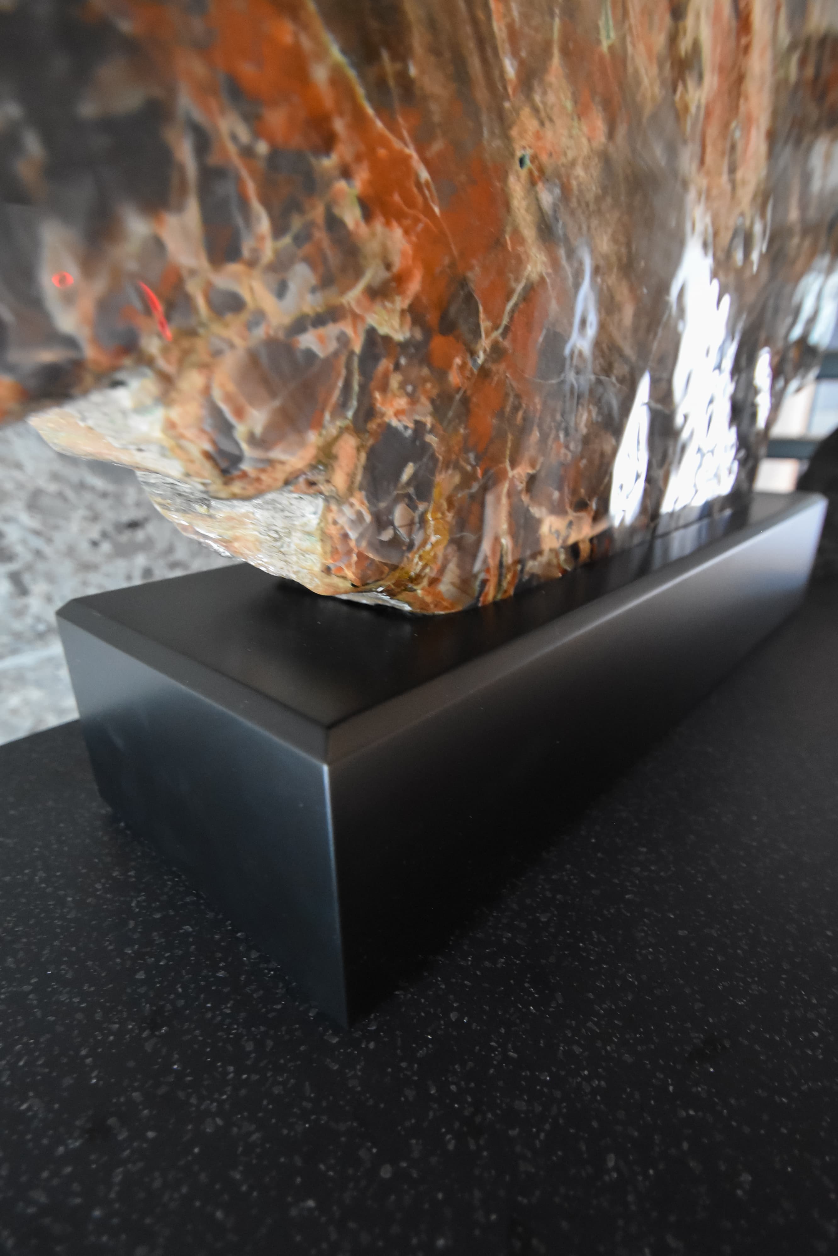 化石をかっこよくディスプレイ 手彫りでつくるオーダーメイド家具