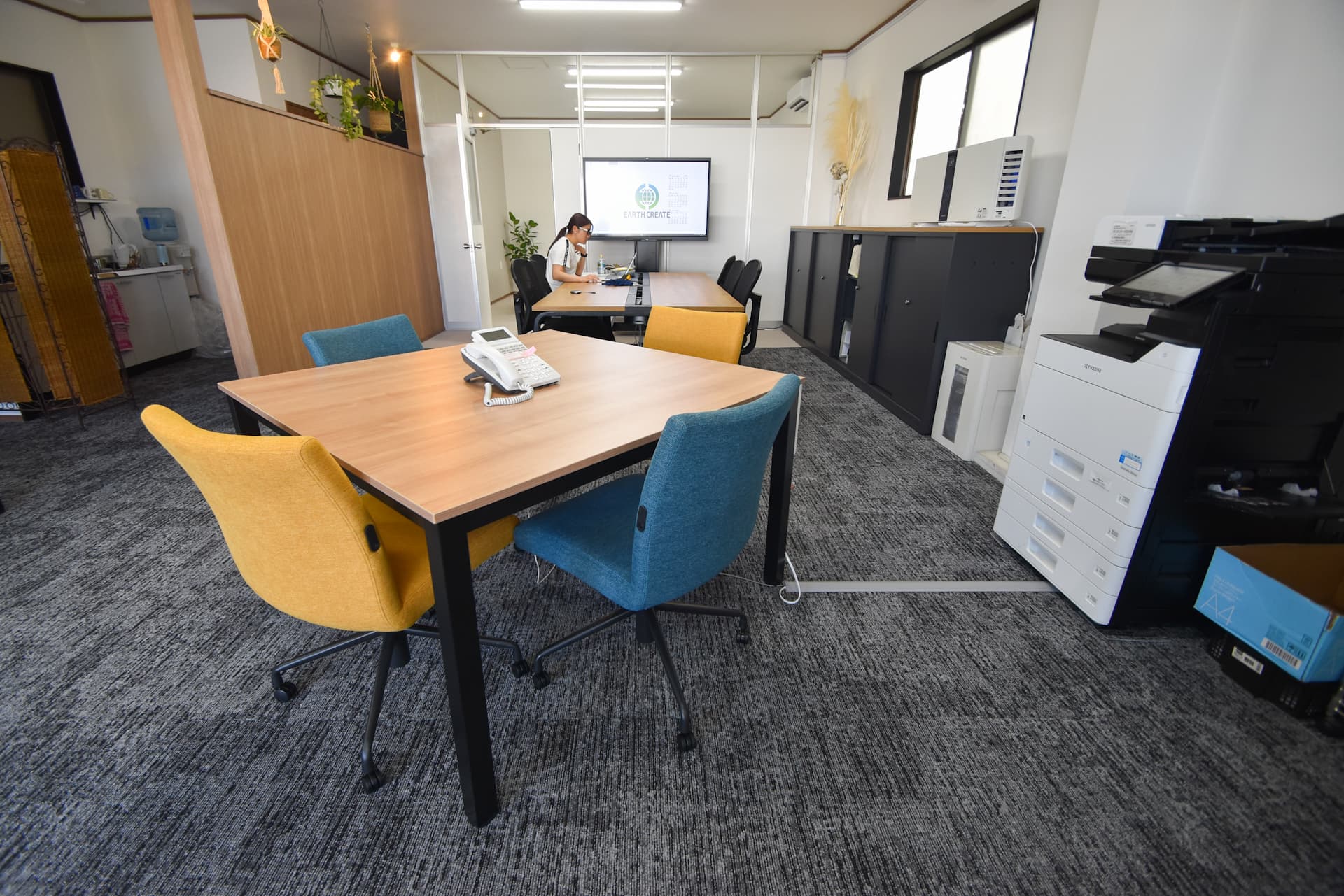 最新オフィスにリニューアル　フリーアドレス制を取り入れたインテリアデザインのサムネイル画像