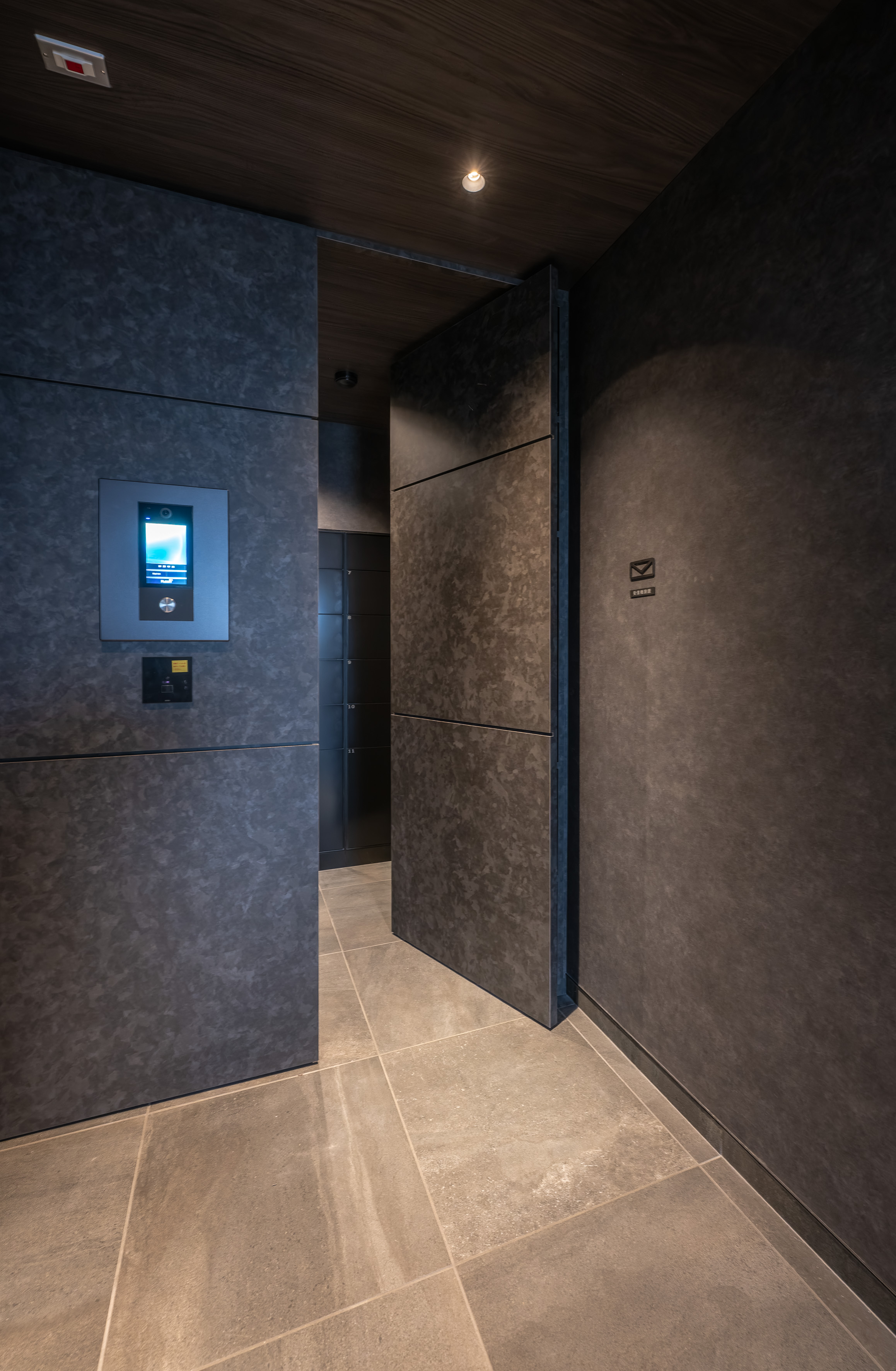 隠し扉でワンランク上の空間に　ホテルライクな空間に驚きと遊び心をプラスのサムネイル画像