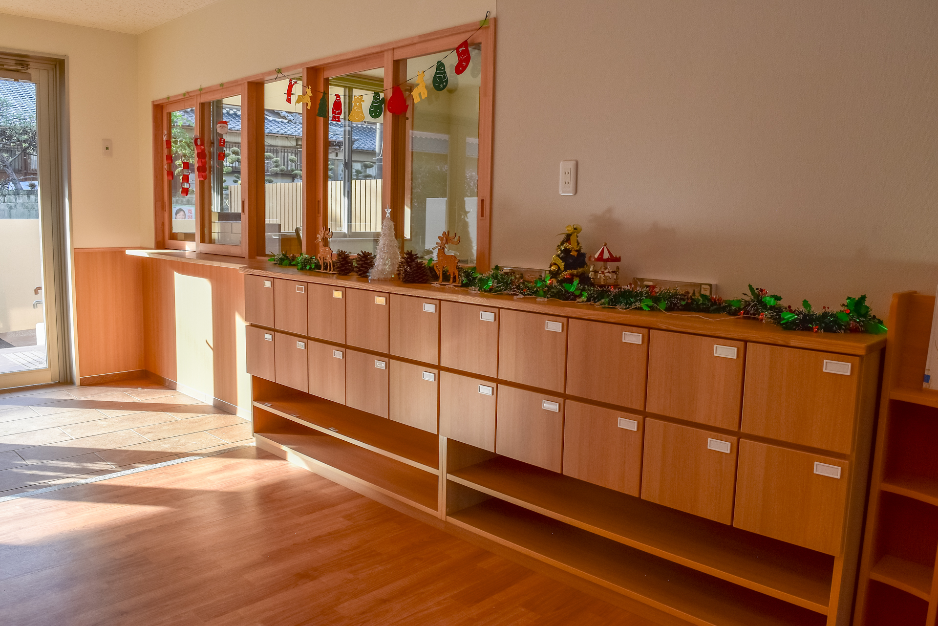 こども園に安心と便利をプラス。 画用紙棚・おむつ棚・ロッカー・ベビーゲートのサムネイル画像